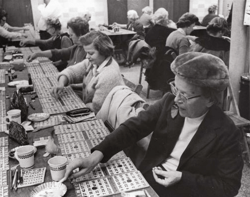 Was sind die Bingo Regeln - wie spielt man Bingo mit Kartenspiel in einer Bingohalle